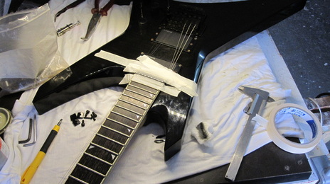 riparazione chitarra, manico rotto, crack repair neck, stup, settaggio, lucidatura tasti, cambio corde, pulizia tastiera, Setup Liutaio